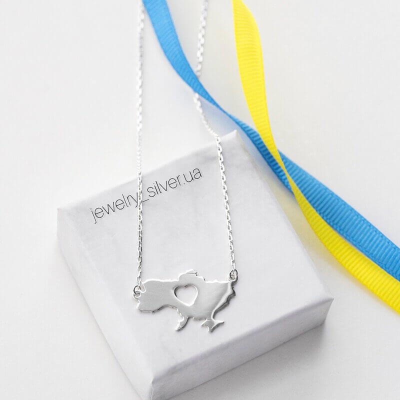 Срібне кольє з Україною в серці