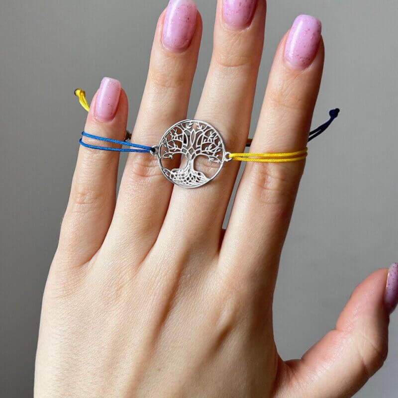 Срібний браслет з жовто-блакитною ниткою