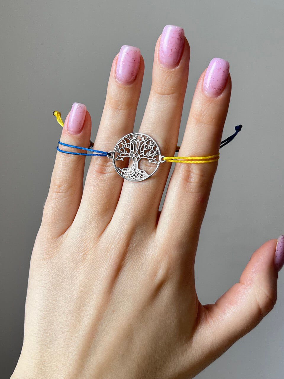 Срібний браслет з жовто-блакитною ниткою