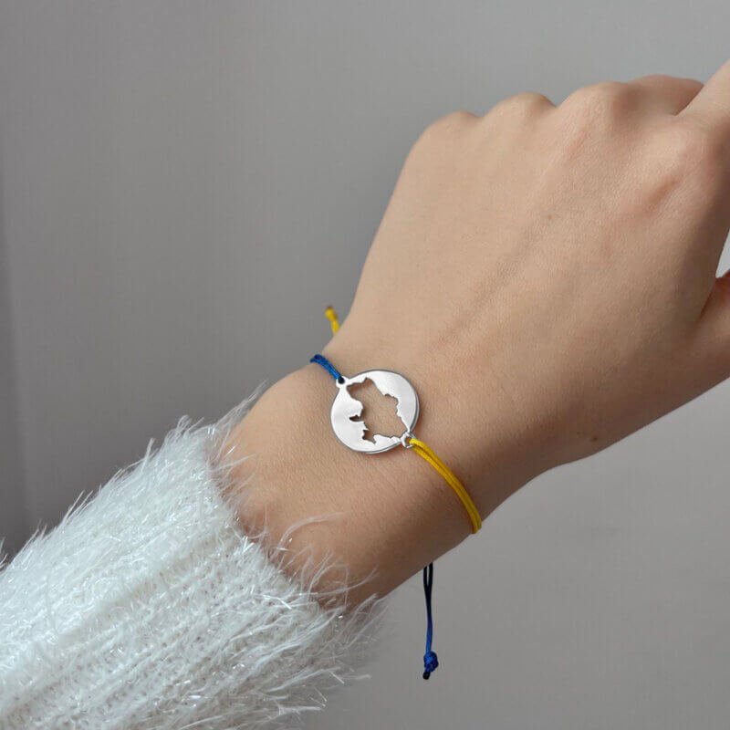 Срібний браслет з жовто-блакитною ниткою