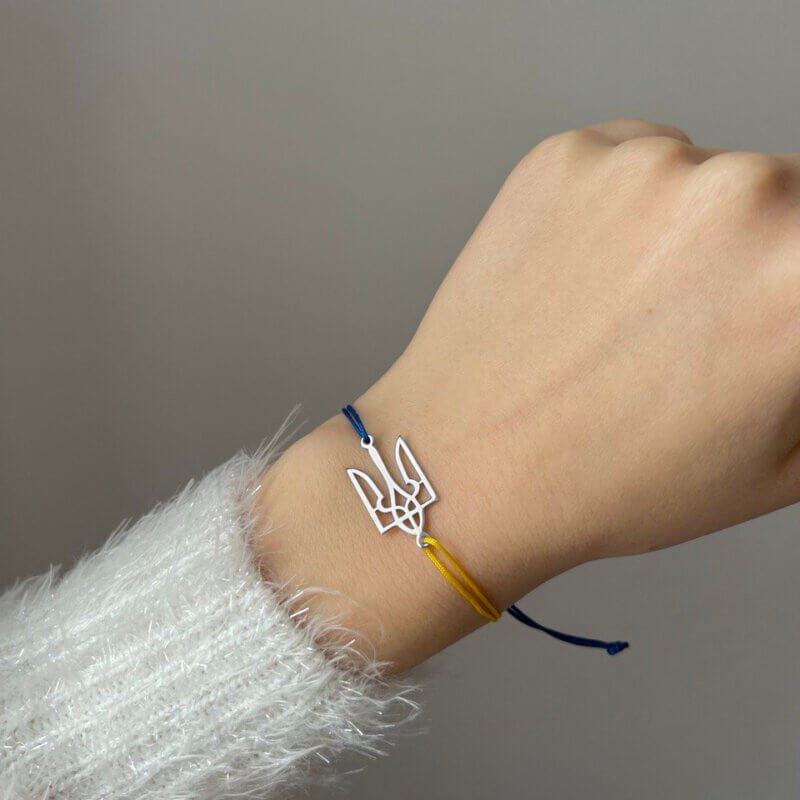 Срібний браслет з жовто-блакитною ниткою