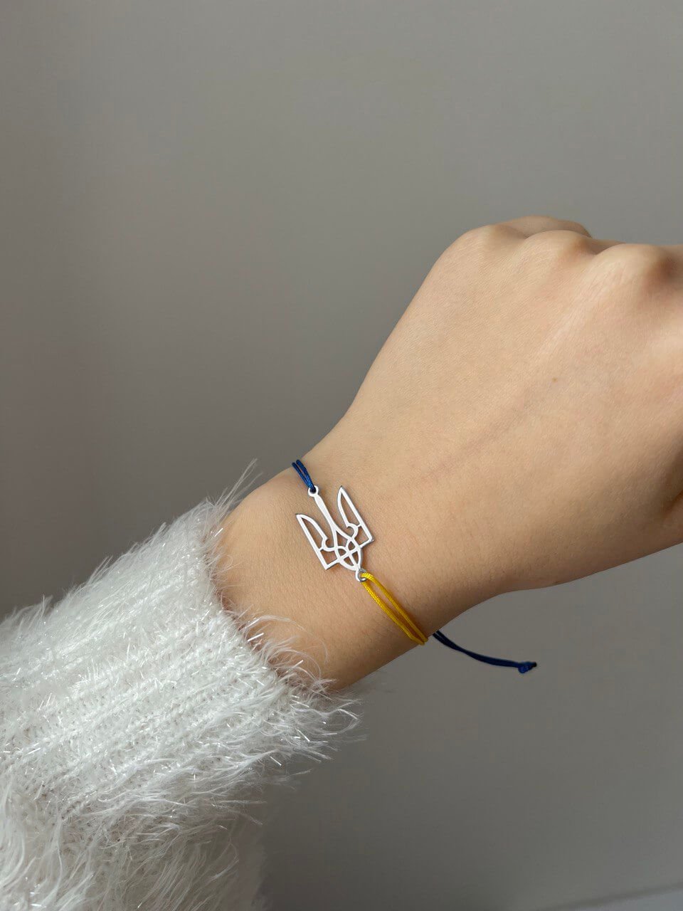 Срібний браслет з жовто-блакитною ниткою