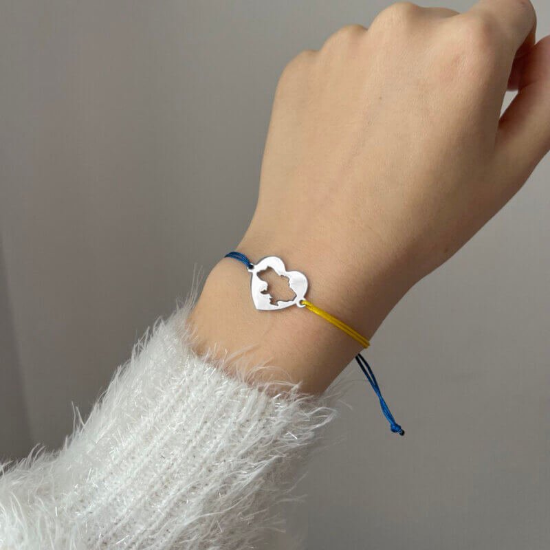 Срібний браслет з жовто-блакитною ниткою