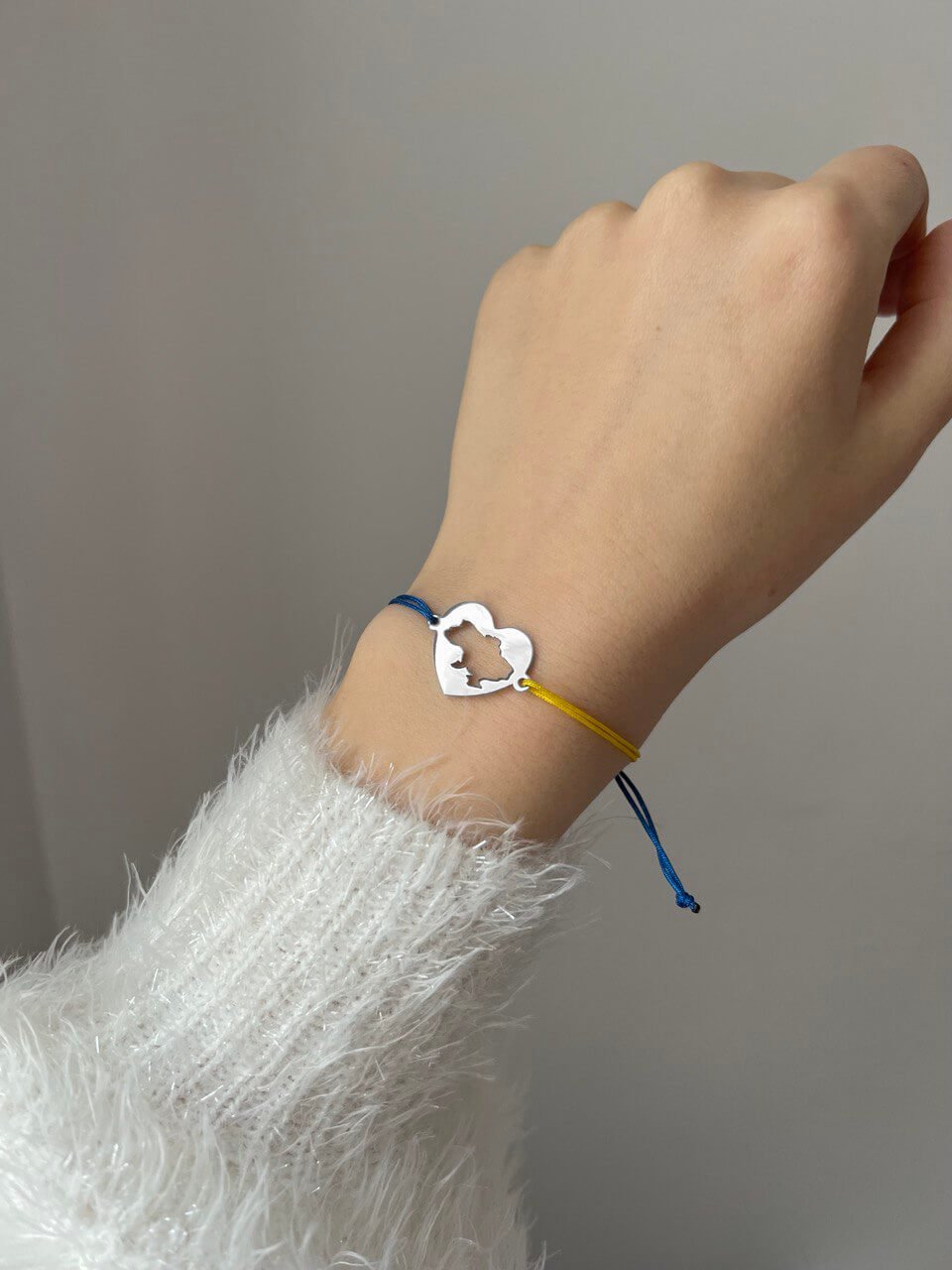 Срібний браслет з жовто-блакитною ниткою