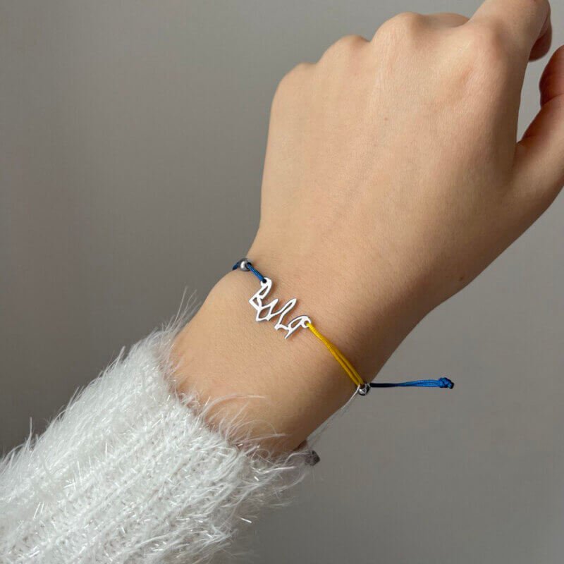 Срібний браслет з жовто-блакитною ниткою