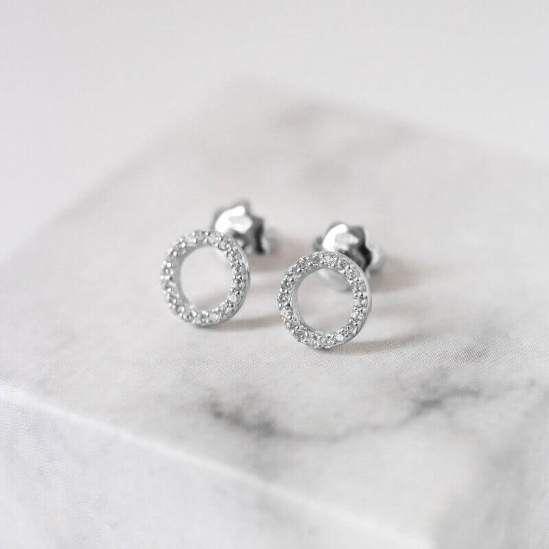 Лаконічні сережки з камінням у трендовому стилі