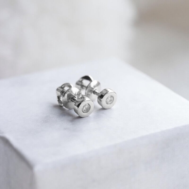 Срібні сережки-цвяшки з камінням