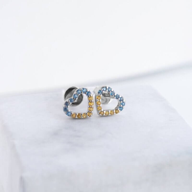 Срібні сережки «Серце» з жовтим і синім камінням