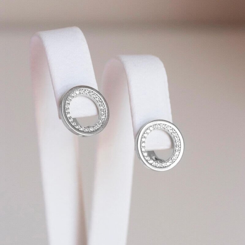 Срібні сережки у геометричному стилі з камінням