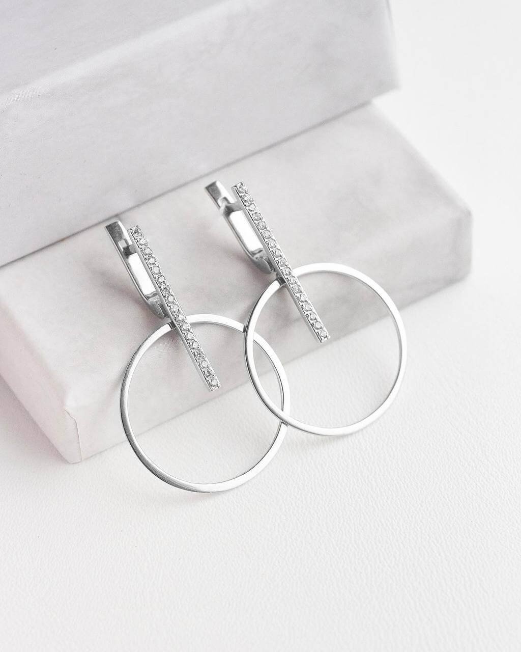 Срібні сережки у геометричному стилі з цирконієм