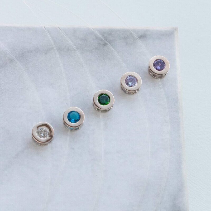 Кольє на мононитці з золотою пластиною