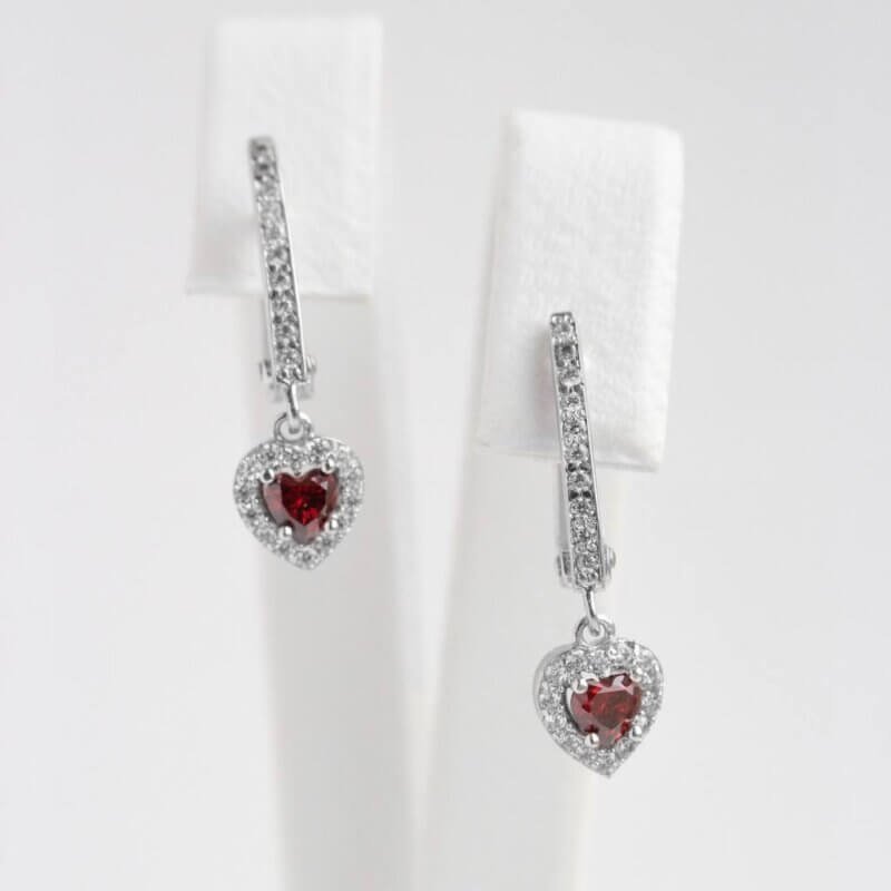 Срібні сережки «Серце» з червоним і білим камінням