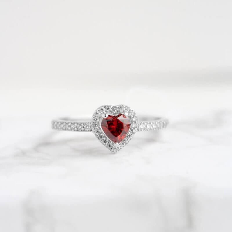 Срібна каблучка Серце з червоним камінцем
