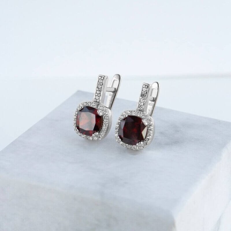 Срібні сережки з темно червоним камінцем