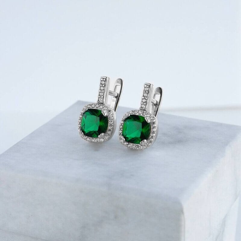 Срібні сережки з зеленим камінцем