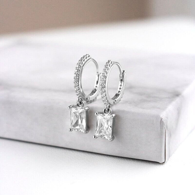 Вишукані срібні сережки з підвіскою з кубічного цирконію