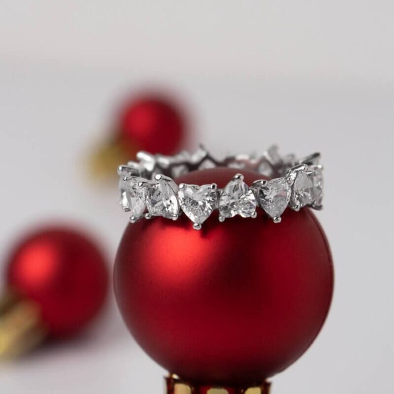 Вишукана срібна каблучка з серцями