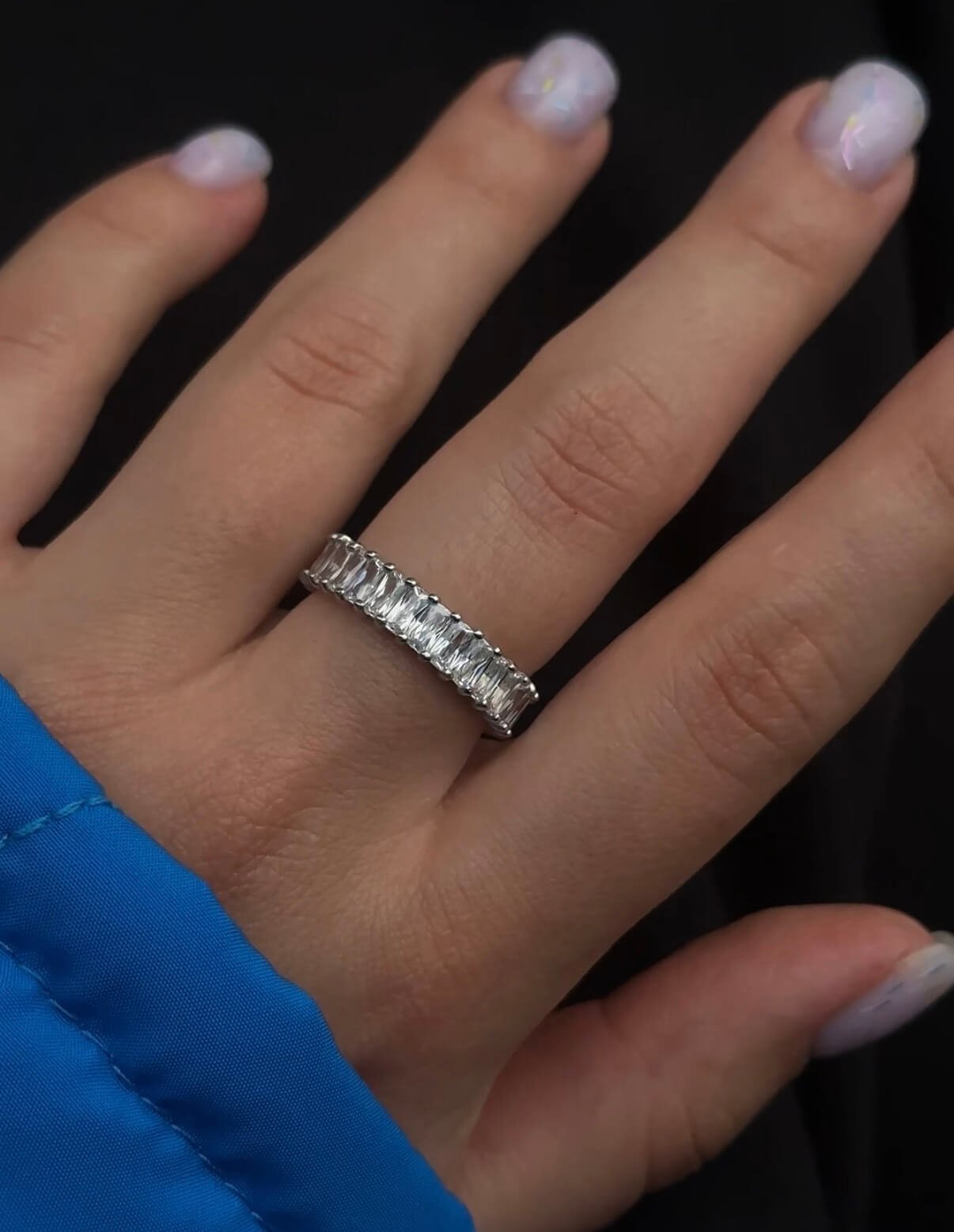 Срібна каблучка з камінцями по колу - Зображення 2