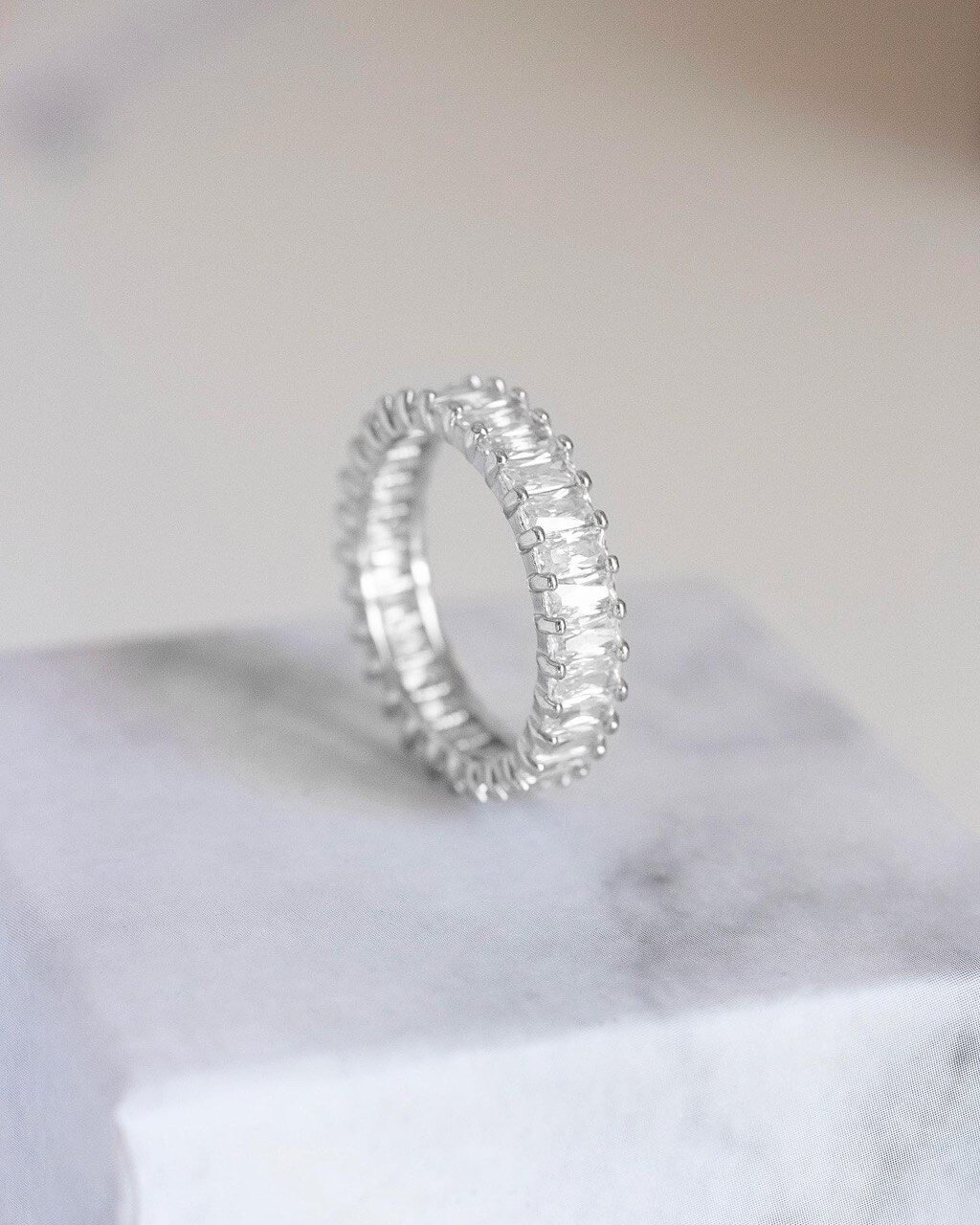 Срібна каблучка з камінцями по колу - Зображення 3