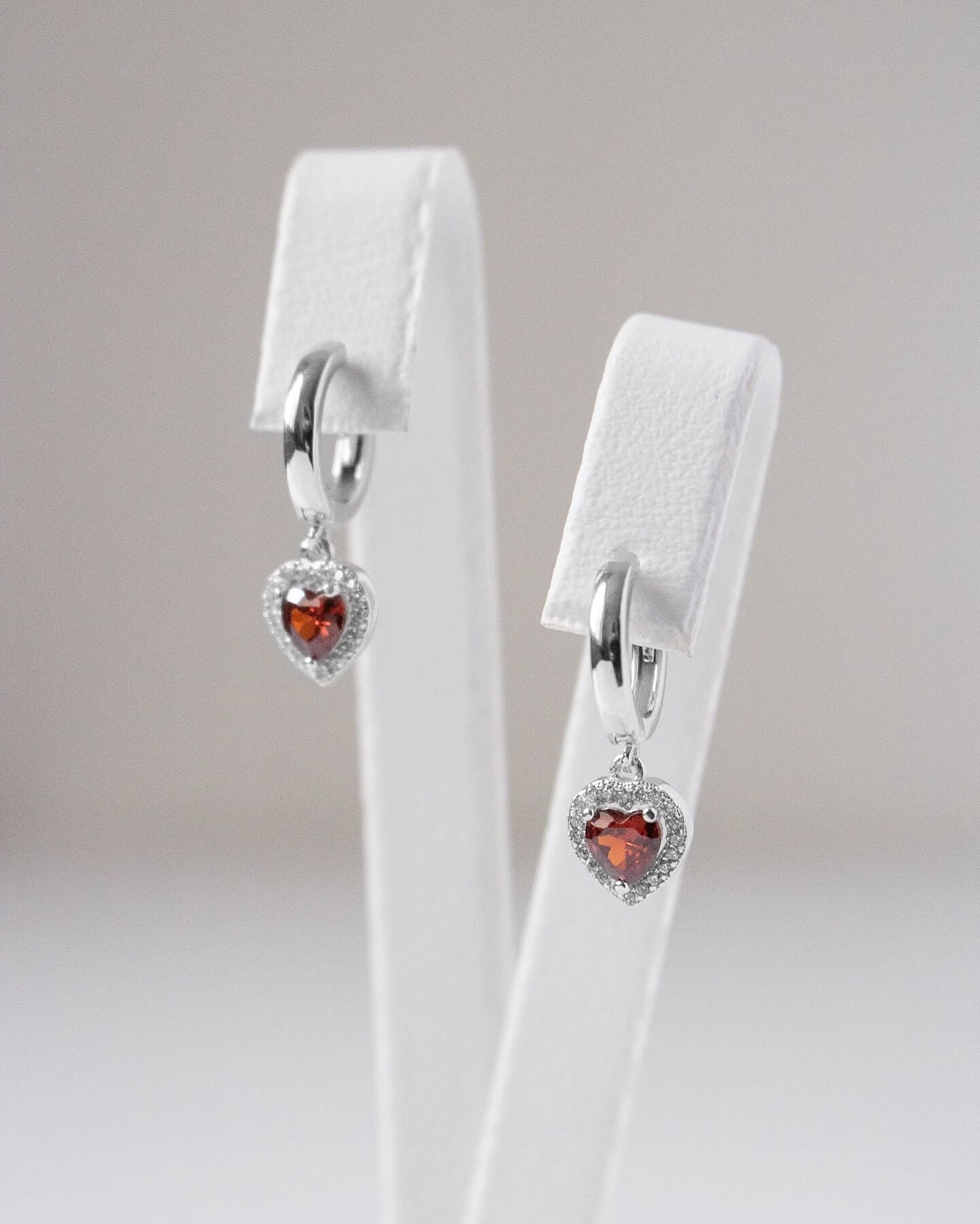 Срібні сережки Серця з червоним камінцем