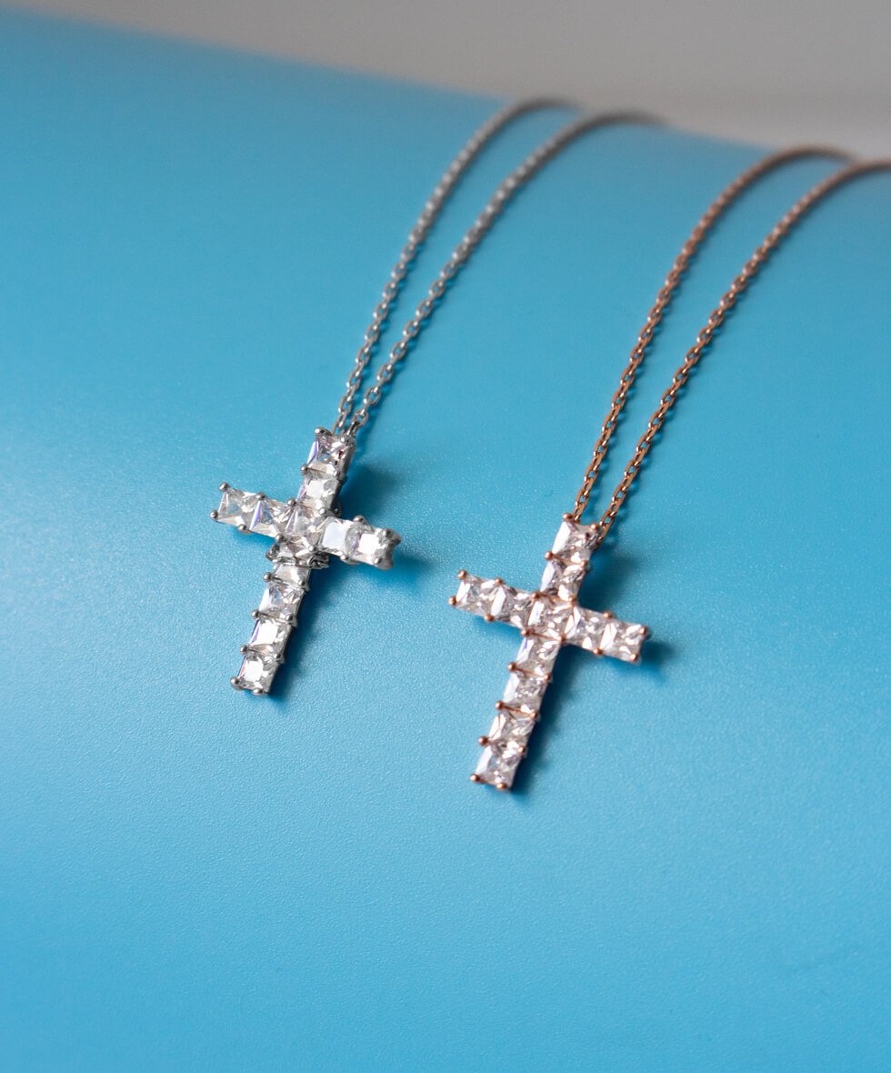 Срібний хрестик з квадратними камінцями
