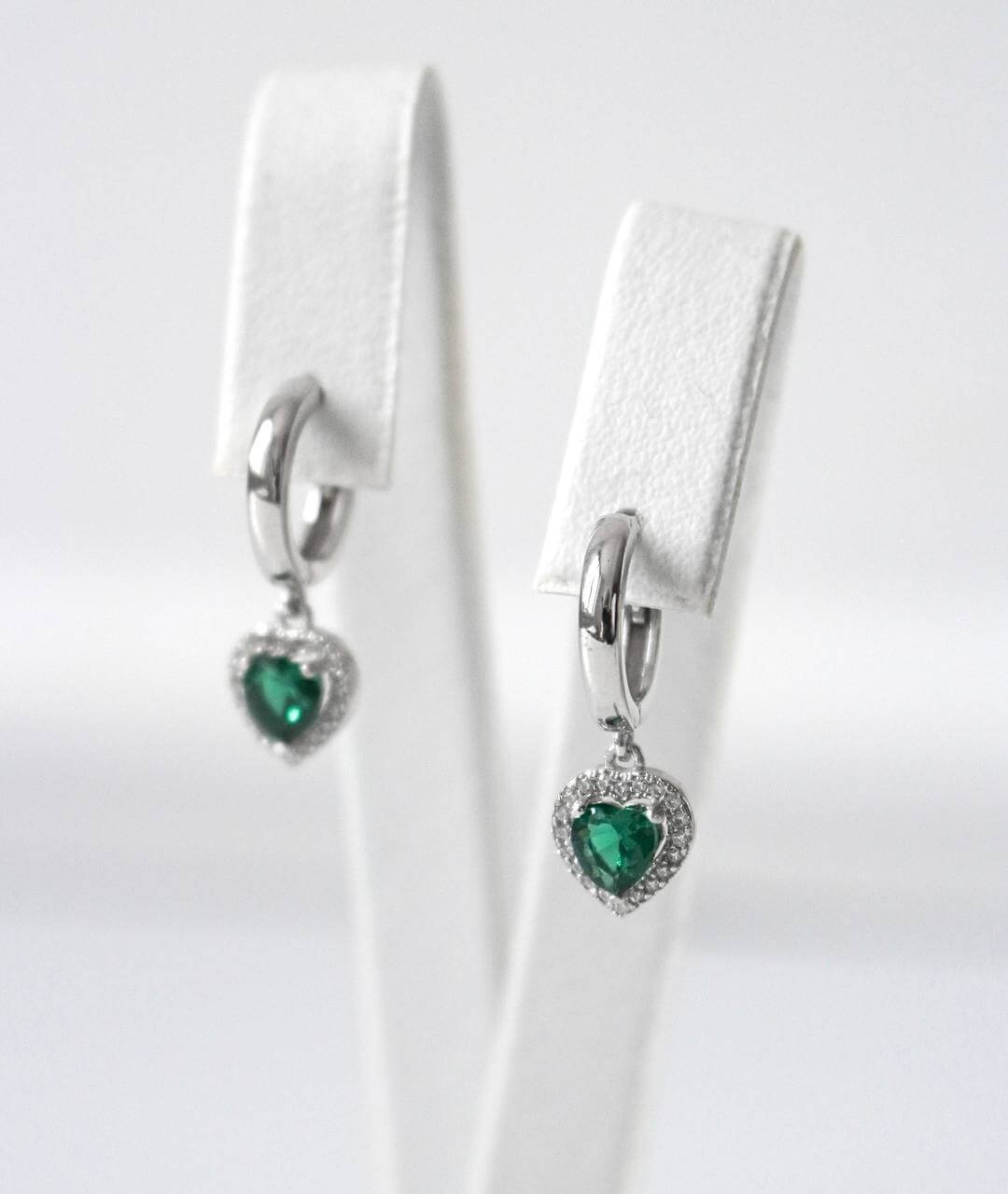 Срібні сережки Серця з зеленим камінцем